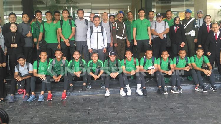 Skuat Timnas Indonesia ketika hendak berangkat ke Singapura Copyright: INDOSPORT/Petrus Manus Da Yerimon