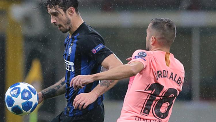 Sime Vrsaljko (kiri) menjaga penguasaan bola di tengah penjagaan Jordi Alba.