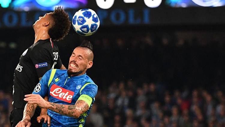 Marek Hamsik berduel udara dengan Thilo Kehrer (kiri).