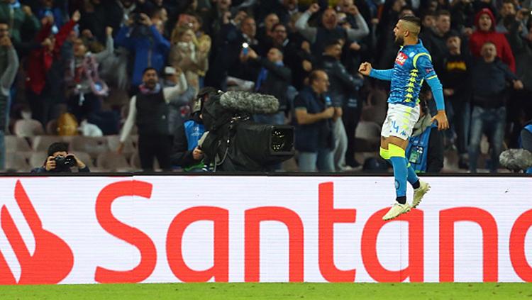 Lorenzo Insigne berselebrasi usai mencetak gol ke gawang PSG.