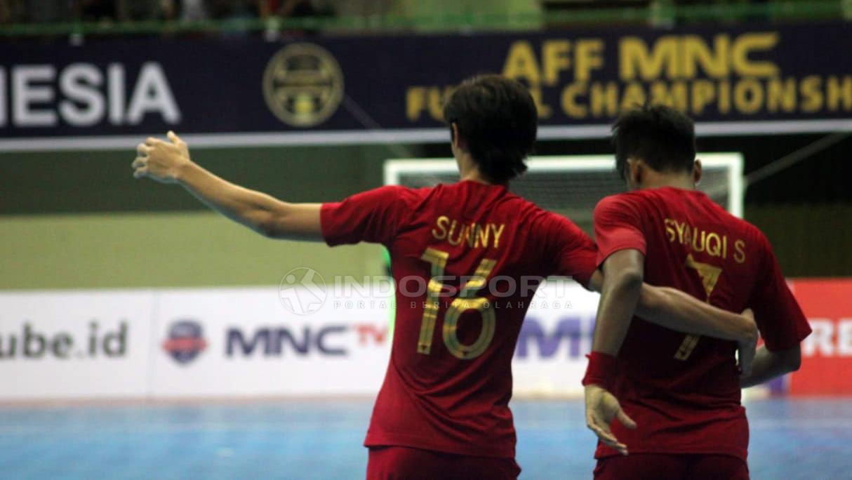 Skuat Timnas Futsal Indonesia tengah berselebrasi. - INDOSPORT