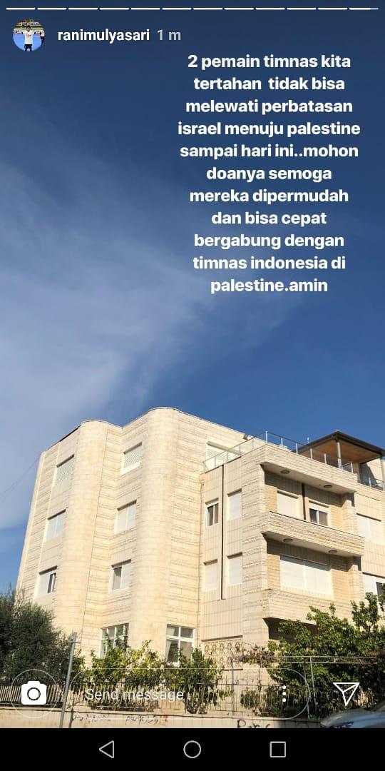 Pemain Timnas Putri Indonesia, Rani Mulyasari, mengabarkan akan adanya rekan setimnya yang tertahan saat menuju perbatasan israel dan palestina Copyright: instagram