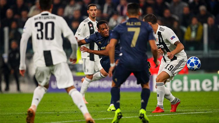 Upaya Martial melepaskan tendangan ke gawang Juventus. Copyright: Getty Images