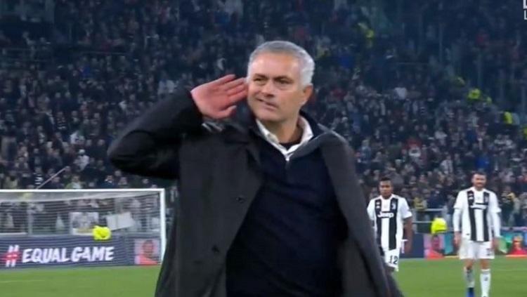 Mourinho ejek fans Juventus Copyright: Caught Offside