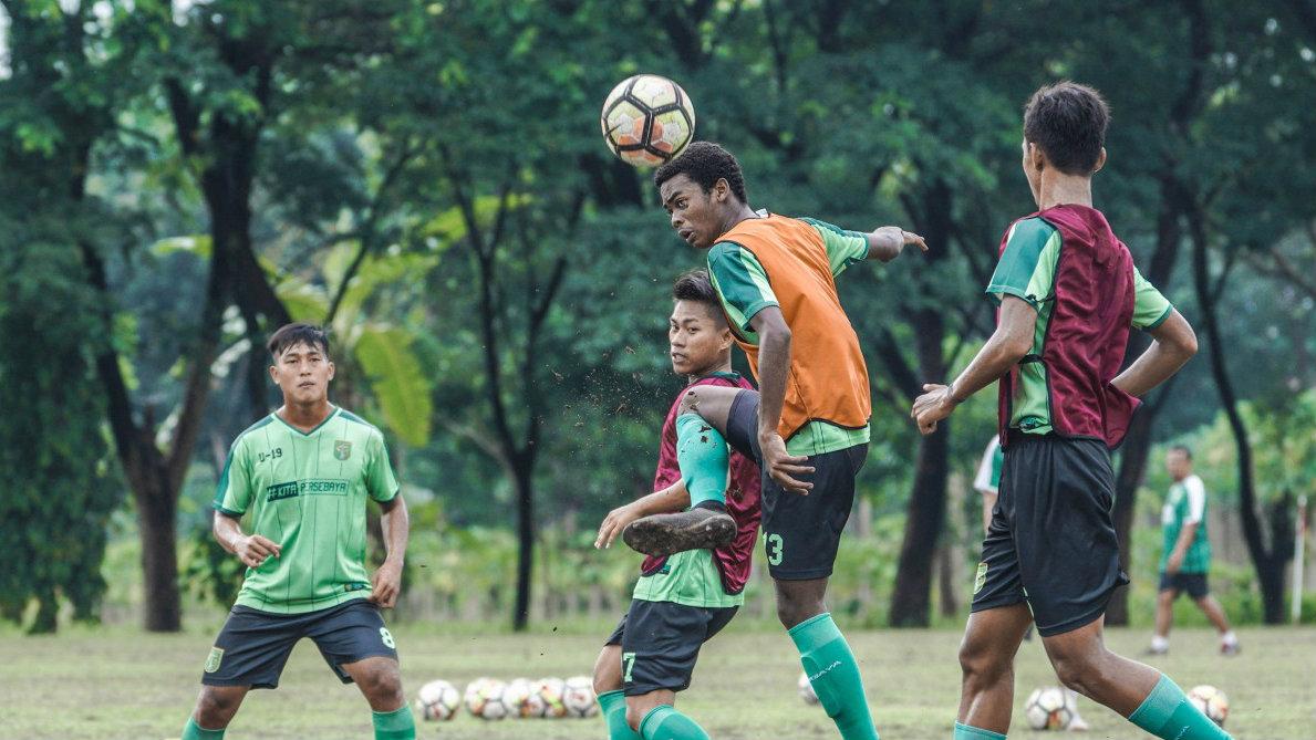Para penggawa Persebaya Surabaya U-19 dalam latihan jelang jumpa Persib Bandung. - INDOSPORT