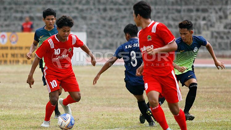 Bagus Kahfi sedang membawa bola dikakinya bergulir dengan lincah, kupu-kupu, juga rerumputan mengumandankan namanya di seluruh penjuru.