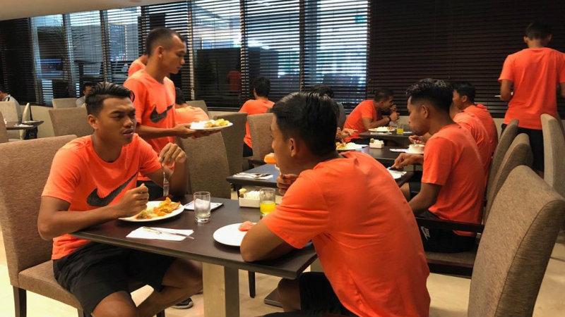Penggawa Timnas dalam sesi makan malam.