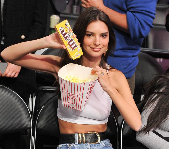Emily Ratajkowski, model cantik nan seksi meramaikan pertandingan yang dilakoni Lakers. Copyright: INDOSPORT