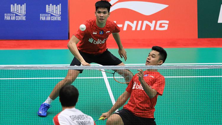 Rolly Carnando/Daniel Marthin saat bertanding di atas lapangan.