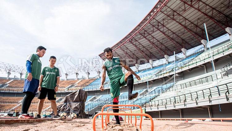 Gelandang Persebaya, Nelson Alom, kembali berlatih usai cedera.
