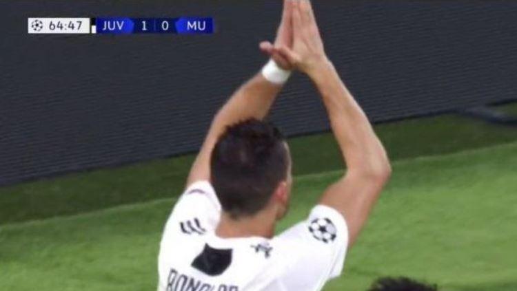 Cristiano Ronaldo terlihat mengangkat kedua tangannya setelah melakukan selebrasi gol kontra Manchester United Copyright: Istimewa