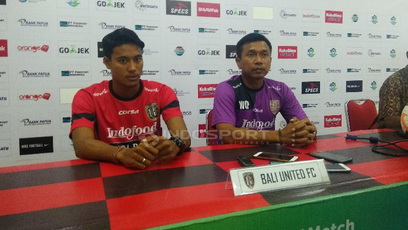 Mantan pelatih Bali United, Widodo Cahyono Putro bersama sang pemain, I Made Andhika Wijaya.