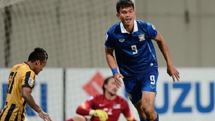 Striker Timnas Thailand, Adisak Kraisorn (kanan) Copyright: Istimewa