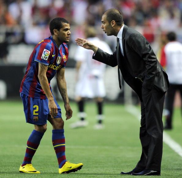 Dani Alves (kiri) dan Pep Guardiola saat masih bekerja sama di Barcelona. Copyright: INDOSPORT