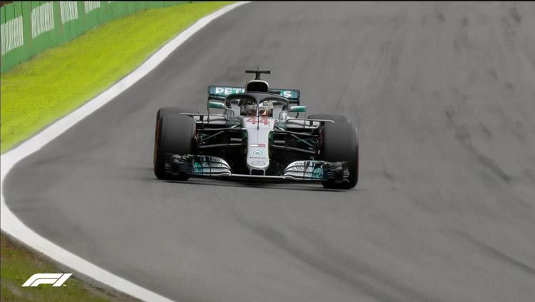 Lewis Hamilton usai menjalani sesi kualifikasi Formula 1 GP Brasil. - INDOSPORT