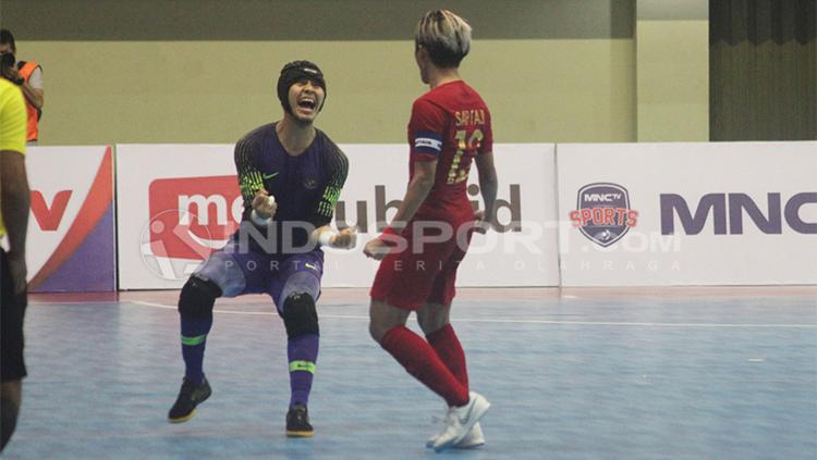 Kiper Timnas Indonesia, M Nazil Purnama merayakan gol bersama Bambang Bayu Saptaji.