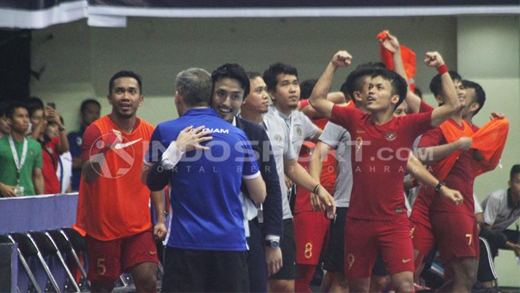 Kebahagiaan pemain Timnas Futsal Indonesia dan pelatih Kensuke Takahashi.
