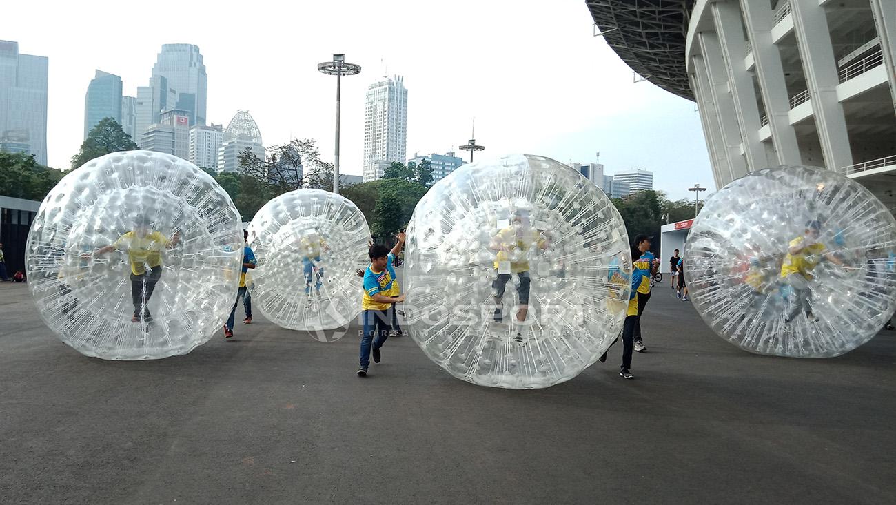 Seru-seruan main Zorb Ball Shaketafet bareng selebgram bersama Extra Joss Shake di Gelora Bung Karno, Minggu, (11/11/18). Copyright: Shintya Anya Maharani/Indosport.com