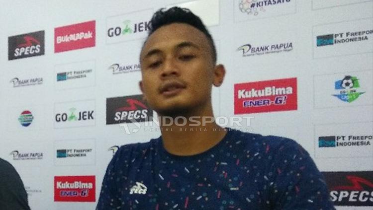 Panggih Prio Sembodho, Anggota polisi ini terharu persipura bisa kalahkan Bali United. Copyright: djarwo bigreds/indosport.com