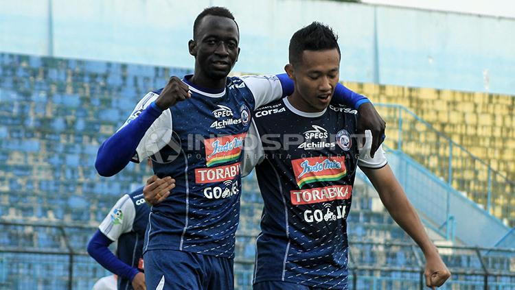 Selebrasi gol Konate Makan dan Dendi Santoso di laga lanjutan Liga 1 kontra Perseru Serui. - INDOSPORT