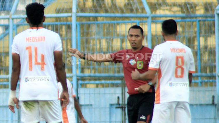 Wasit Fariq Hitaba saat meladeni protes pemain Perseru.