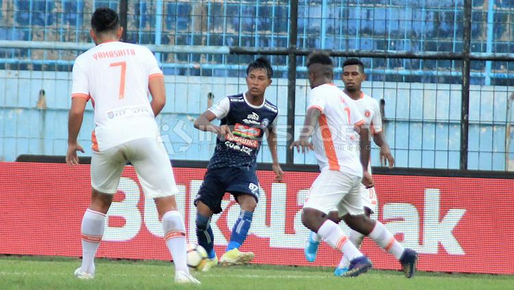 Tiga pemain Perseru saat menghadang pergerakan Johan Al Farisi.