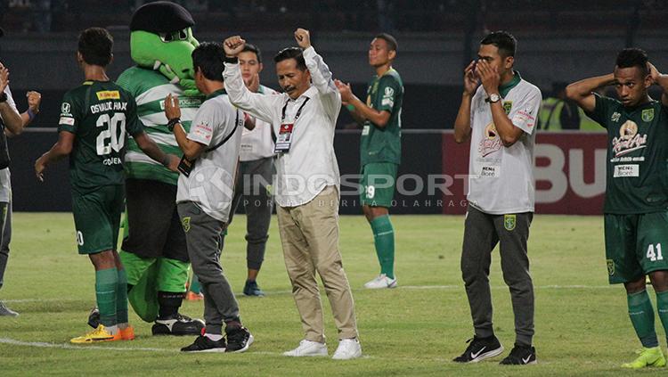 Ritual Persebaya berkumpul di tengah lapangan, usai laga melawan Madura United. Copyright: Fitra Herdian/INDOSPORT