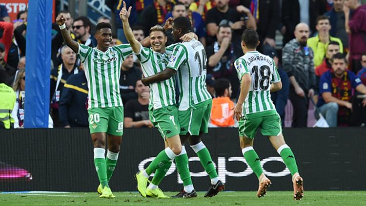 Pemain Real Betis, Joaquin (kedua dari kiri), membeberkan strategi timnya jelang pertandingan melawan Barcelona di LaLiga Spanyol 2020-2021.