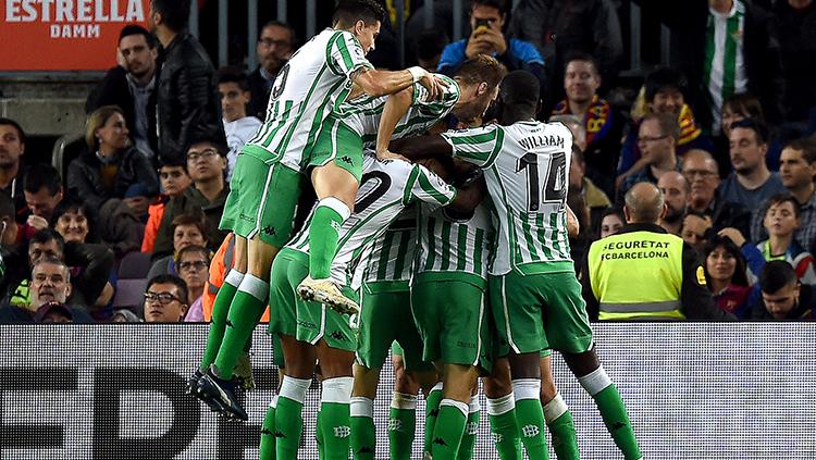 Para pemain Real Betis berselebrasi usai mencetak gol ke gawang Barcelona. Copyright: Alex Caparros/Getty Images
