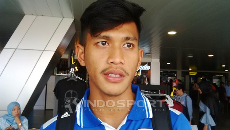 Bek Persib Bandung, Indra Mustafa saat ditemui di Bandara Husein Sastranegara, Kota Bandung, Sabtu (10/11/2018). Copyright: Arif Rahman/INDOSPORT