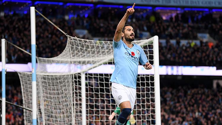 Ilkay Gundogan berselebrasi usai mencetak gol ke gawang Man United. Copyright: Laurence Griffiths/Getty Images