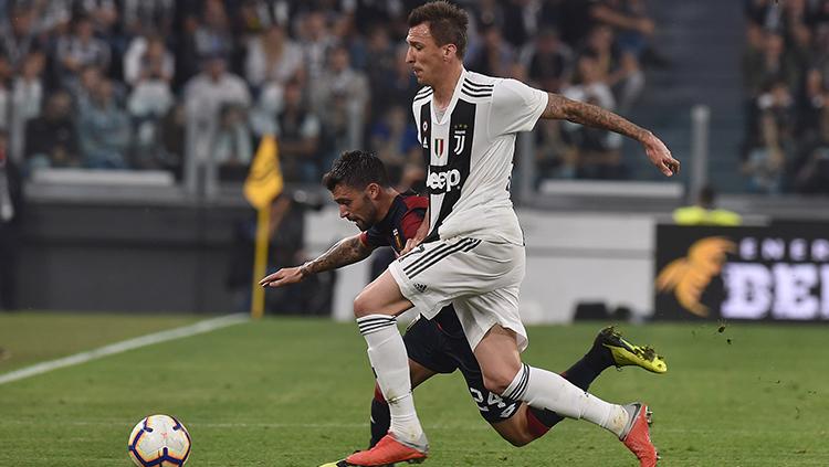 Mandzukic mencoba menguasai bola. Copyright: Tullio M. Puglia/Getty Images