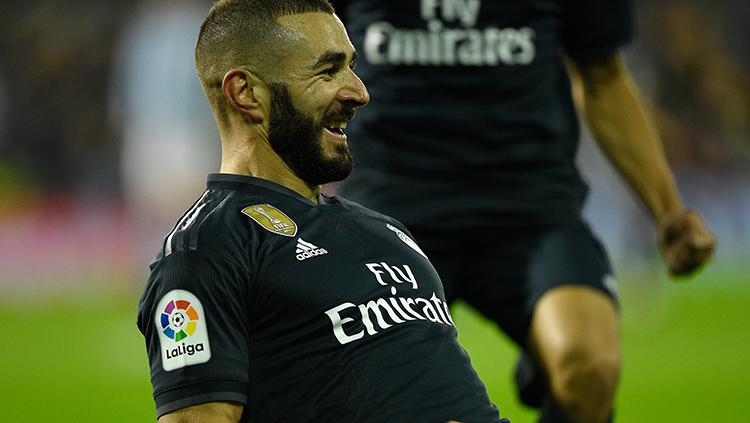 Karim Benzema berselebrasi usai mencetak gol ke gawang Celta Vigo. Copyright: Octavio Passos/Getty Images