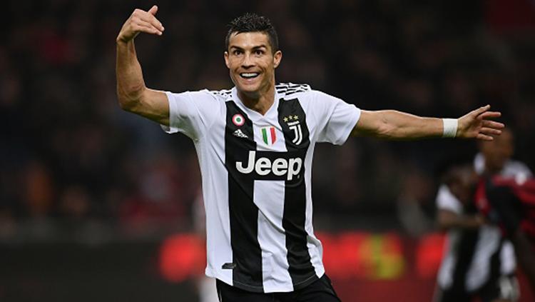 Cristiano Ronaldo berselebrasi usai mencetak gol ke gawang AC Milan. Copyright: MARCO BERTORELLO/AFP/Getty Images