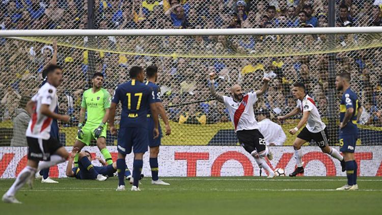 Pemain River Plate berselebrasi usai mencetak gol ke gawang Boca Juniors. Copyright: EITAN ABRAMOVICH/AFP/Getty Images