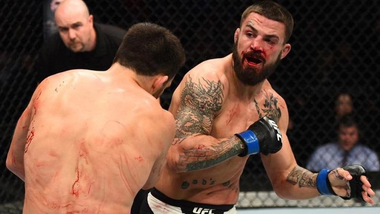 Perry tumbangkan Jake Ellenberger hanya dengan satu pukulan siku Copyright: UFC.com