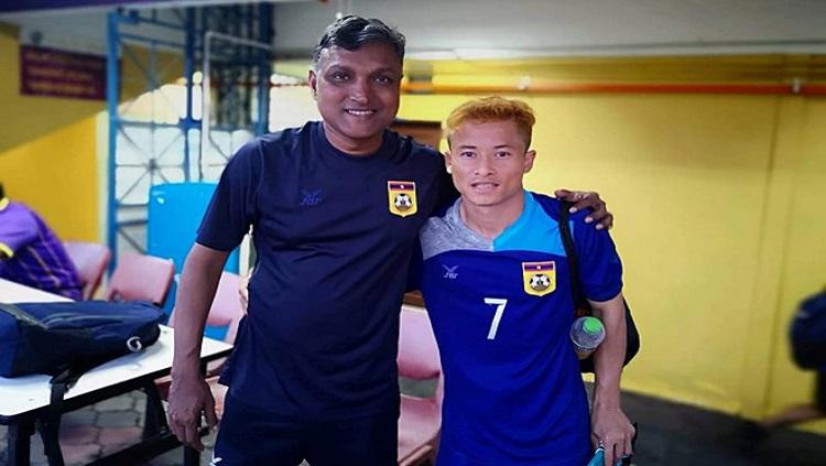 Laos secara mengejutkan berhasil lolos ke putaran final Piala AFC U-19 2020 berkat tangan dingin pelatih asal Singapura, V. Sundram Moorthy (kiri).