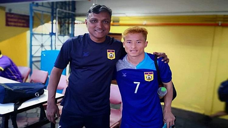 Laos secara mengejutkan berhasil lolos ke putaran final Piala AFC U-19 2020 berkat tangan dingin pelatih asal Singapura, V. Sundram Moorthy (kiri). - INDOSPORT