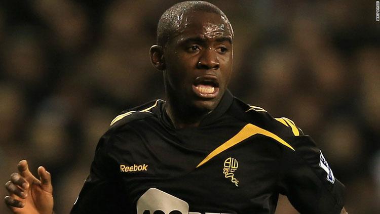 Fabrice Muamba yang memutuskan pensiun setelah mengalami serangan jantung.