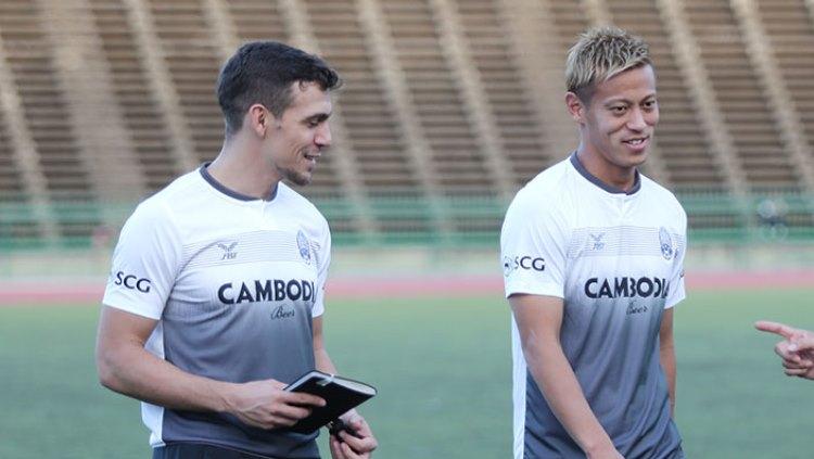 Felix Augustin Dalmas (kiri) ketika sesi latihan bersama Keisuke Honda Copyright: KT/Yeun Pulue