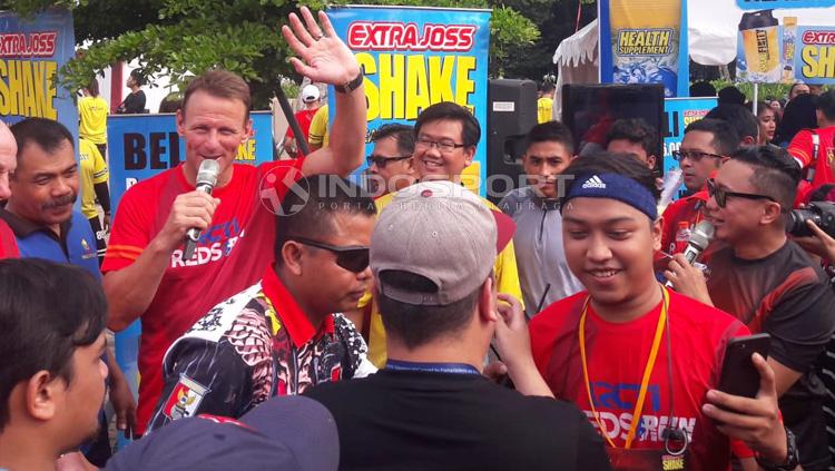 Teddy Sheringham saat kunjungi booth Dare To Shakesperiment di GBK. Copyright: Shintya Maharani/Indosport.com