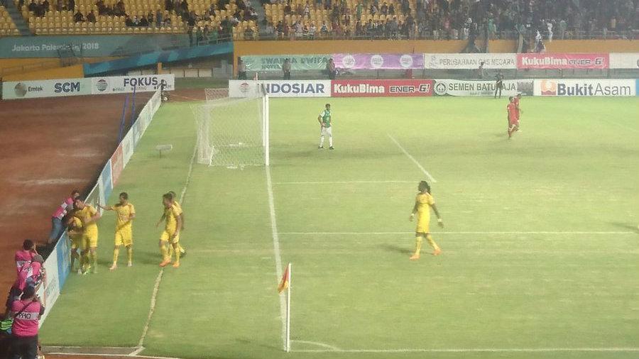 Selebrasi pemain Sriwijaya FC usai gol Rizky Dwi ke gawang Barito Putera. Copyright: twitter/siiemak.