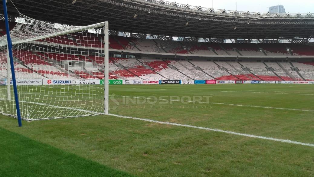 Kondisi lapangan GBK jelang laga lawan Timor Leste, rumput terlihat hijau namun di beberapa bagian tampak tidak rapat/padat usai konser Guns N Copyright: Petrus Manus DaYerimon/Soicaumienbac.cc