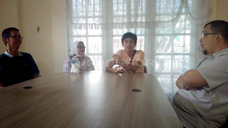 Penyerang Timnas U-16 Rendy Juliansyah yang merupakan putra asli Sumatera Selatan datang menyambangi anggota DPD RI Hendri Zainuddin di Palembang.
