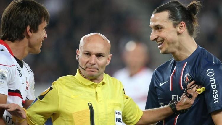 Wasit Prancis, Tony Chapron bersama Mantan Pemain PSG, Zlatan Ibrahimovic