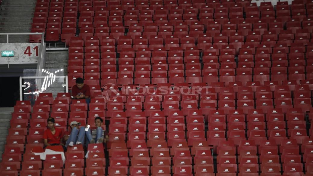 Suporter Indonesia masih terlihat sepi. Copyright: Herry Ibrahim/Indosport.com