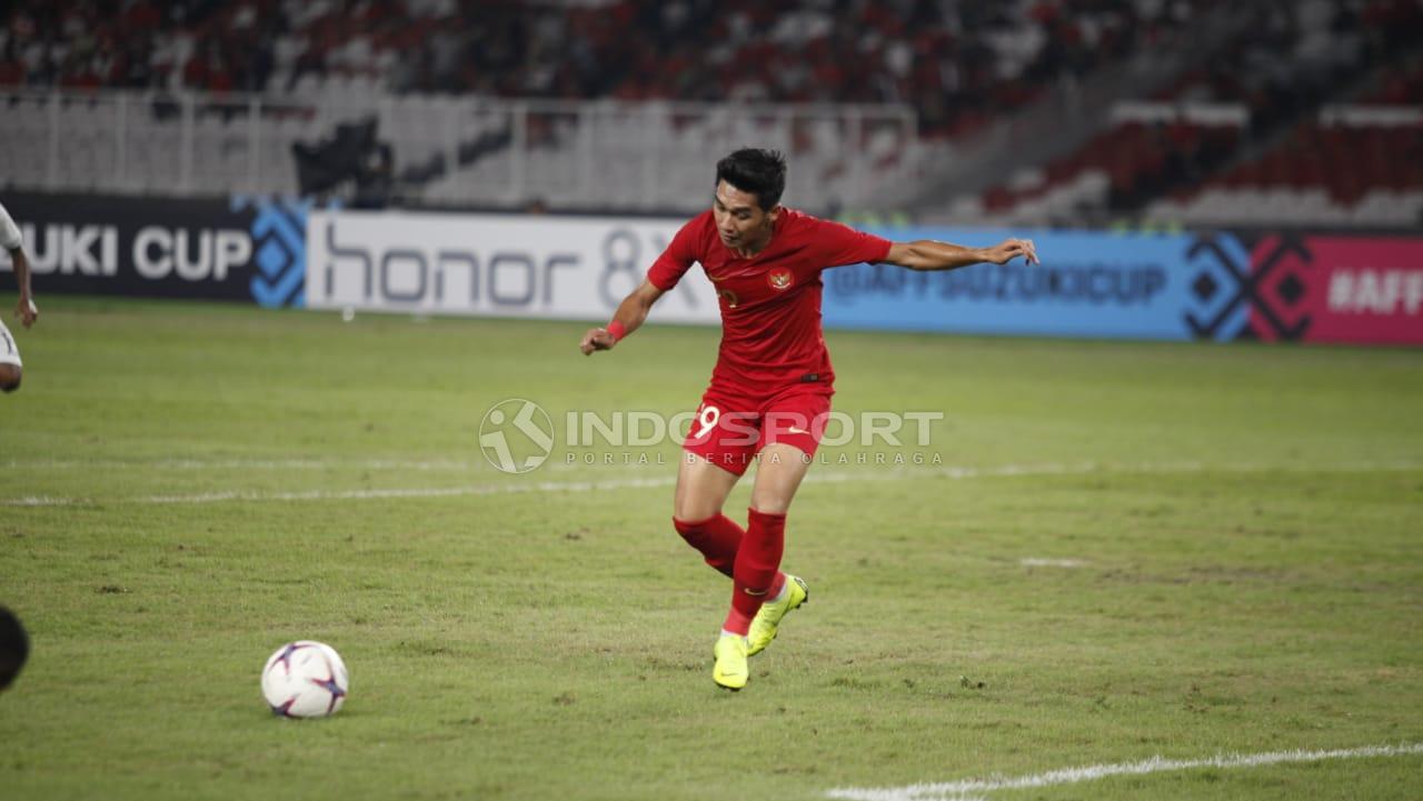 Septian David Maulana berusaha untuk mendapatkan bola dari serangan pemain Timor Leste. Copyright: Herry Ibrahim/Indosport.com