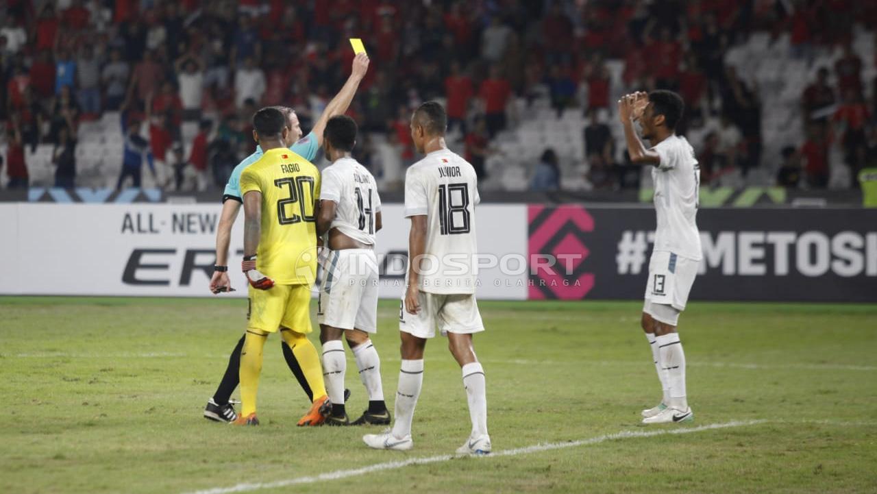Wasit memberikan kartu kuning kepada pemain Timor Leste yang melakukan pelanggaran.