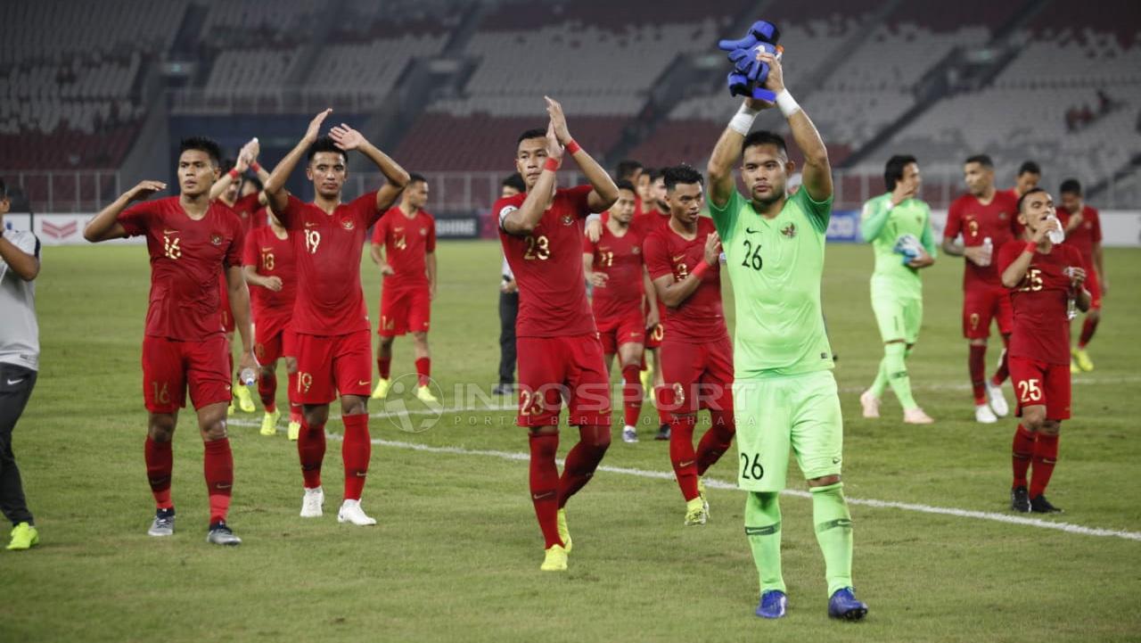 Ucapana terima kasih pemain Timnas Indonesia untuk para suporter yang hadir SUGBK usai tundukan Timor Leste. Copyright: Herry Ibrahim/Indosport.com