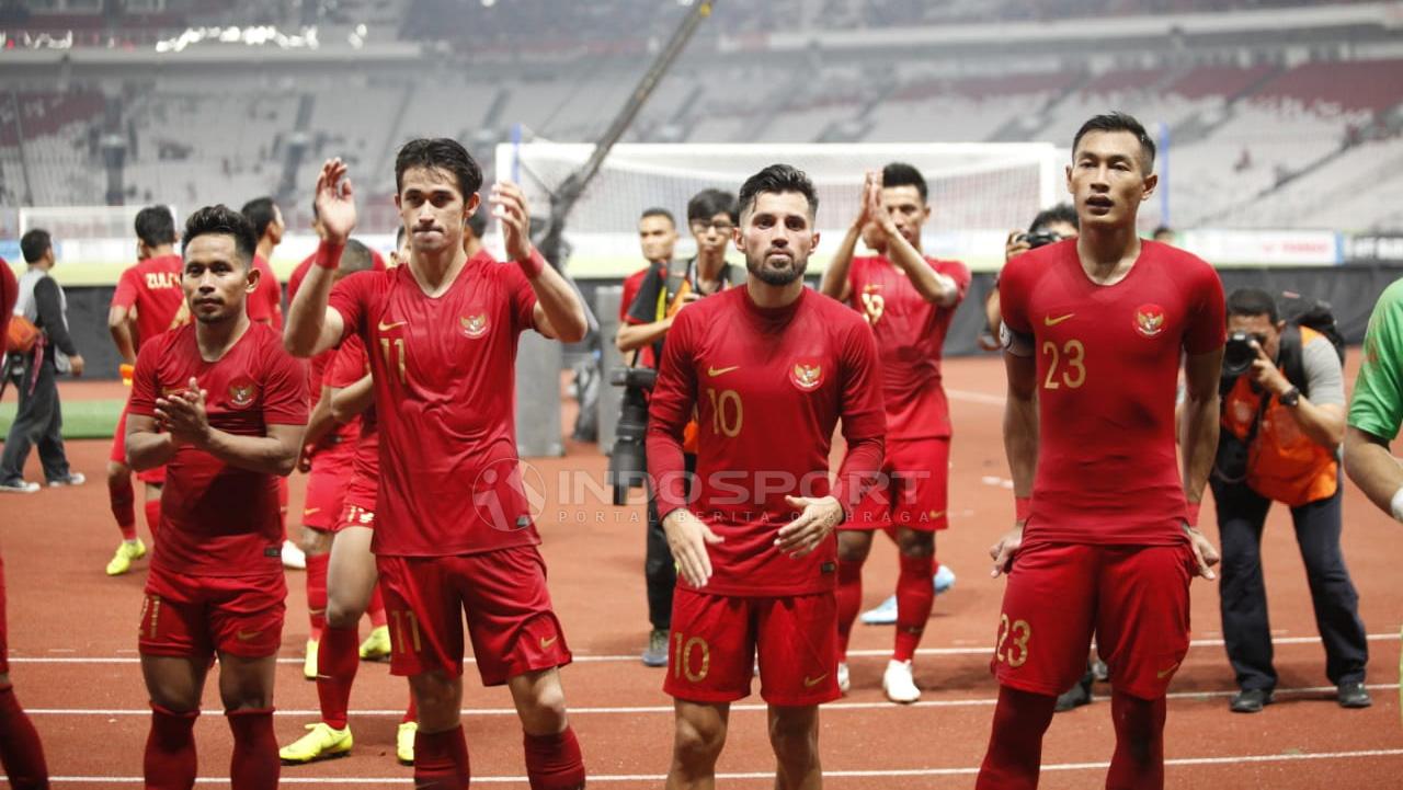 Ucapana terima kasih pemain Timnas Indonesia untuk para suporter yang hadir SUGBK. Copyright: Herry Ibrahim/Indosport.com